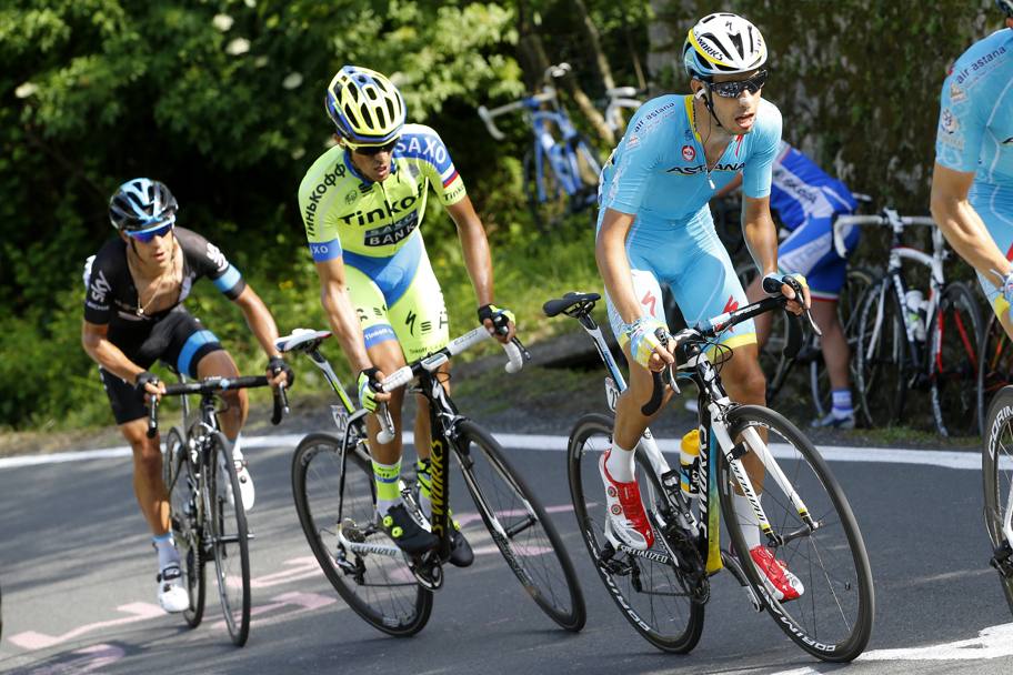 Sulla salita di Biassa  Fabio Aru ad incendiare la lotta dei big: il sardo prova uno scatto; Contador e Porte rispondono. Bettini